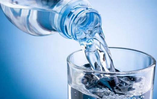 مدیر عامل شرکت آب و فاضلاب می‌گوید در شرایطی قیمت هر لیتر آب بسته بندی ۱۵۰۰ تومان است که قیمت آب شهری برای هر لیتر فقط ۶ ریال است!